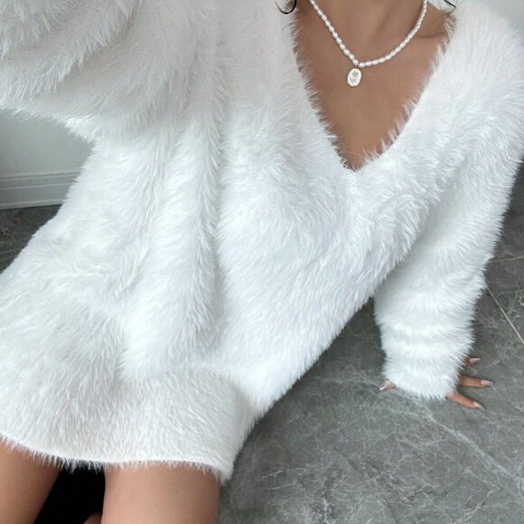 White Casual Women's Solid V-Neck Long Sleeve Knit Sweater - Picture 6 of 6